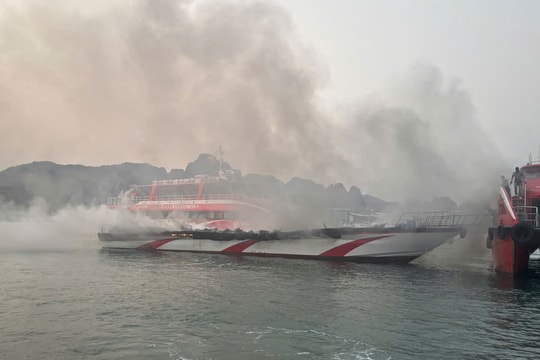 Quảng Ninh: Cháy tàu khách cao tốc, 5 thuyền viên nhảy xuống biển thoát nạn