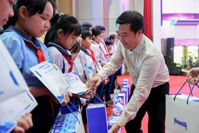 Gần 70.000 hộp sữa được trao tặng trẻ em khó khăn, khởi đầu “tháng của trẻ em” đầy ý nghĩa