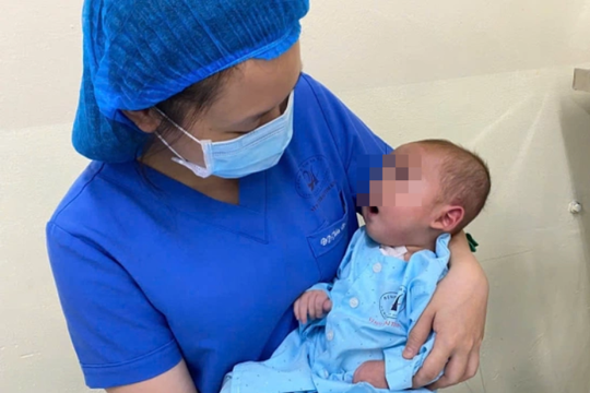 Vượt hơn 1.000 km đưa con từ Lào sang Việt Nam mổ tim