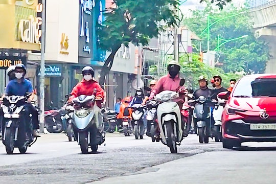 Đường Cầu Giấy sụt lún, người đi đường bất an