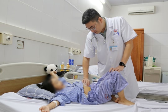 Phẫu thuật lấy khối u 10cm ở buồng trứng cho bệnh nhi 6 tuổi