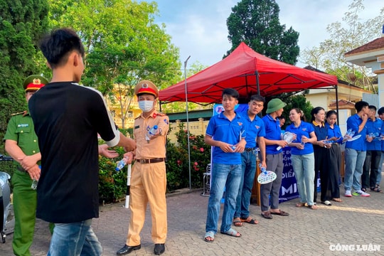 Nghệ An: Lực lượng Cảnh sát giao thông phát nước, khẩu trang miễn phí cho thí sinh thi vào lớp 10