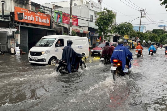 Đường phố TP HCM ngập nặng sau cơn mưa lớn