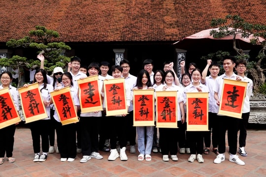 Hàng nghìn sĩ tử nô nức dâng hương, gửi gắm ước vọng tại Văn Miếu Quốc Tử Giám