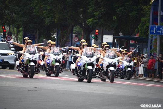 Người dân TP HCM thích thú xem Công an diễn tập ở đường Lê Lợi