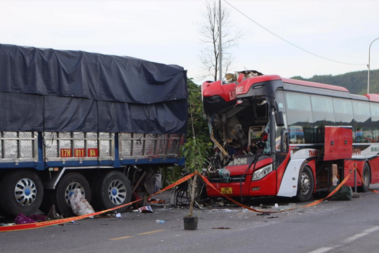 Va chạm giữa xe khách và xe tải ở Huế: 1 người chết, 5 người bị thương