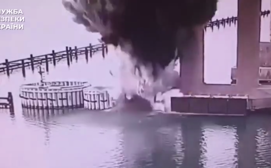 Ukraine tấn công cầu Crimea bằng thuốc nổ dưới nước