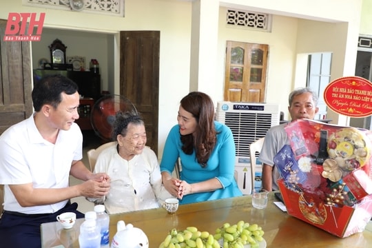 Hội Nhà báo tỉnh Thanh Hóa thăm, tặng quà thân nhân gia đình nhà báo liệt sĩ