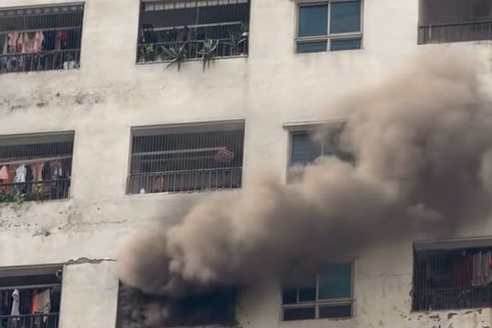 Cháy căn hộ tầng 14 chung cư HH Linh Đàm, khói đen cuồn cuộn