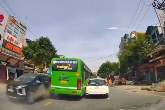 Tài xế xe buýt vượt ẩu bị phạt 5 triệu đồng, trừ 2 điểm