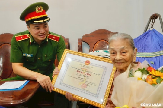 Công an TP HCM thăm, chúc thọ người cao tuổi