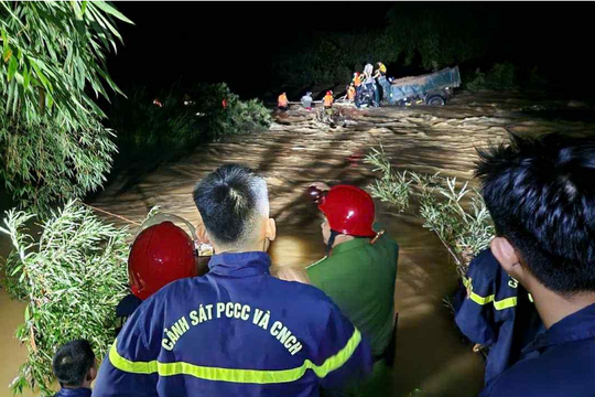 Cảnh sát TP Huế xuyên đêm cứu 4 người mắc kẹt giữa dòng nước dữ
