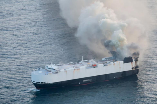 ‏Tàu chở 3.000 xe bị bỏ rơi ngoài khơi Alaska‏