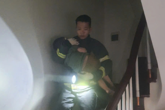 Hà Nội: Giải cứu an toàn 7 người khỏi đám cháy lúc nửa đêm