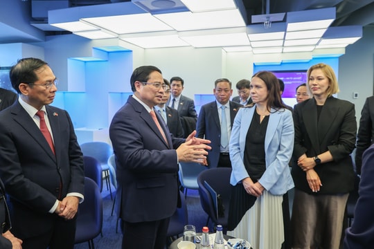 Thủ tướng Phạm Minh Chính thăm trung tâm chính phủ số hàng đầu thế giới tại Estonia