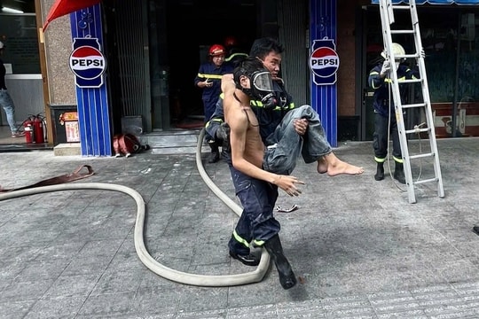 Cháy nhà 6 tầng ở TP HCM, 7 người được giải cứu