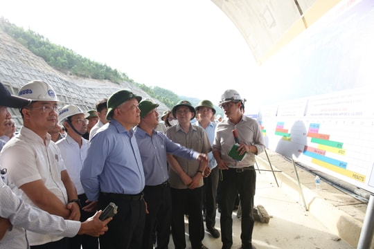 Phó Thủ tướng Thường trực Nguyễn Hòa Bình thị sát đoạn cao tốc Quy Nhơn - Chí Thạnh