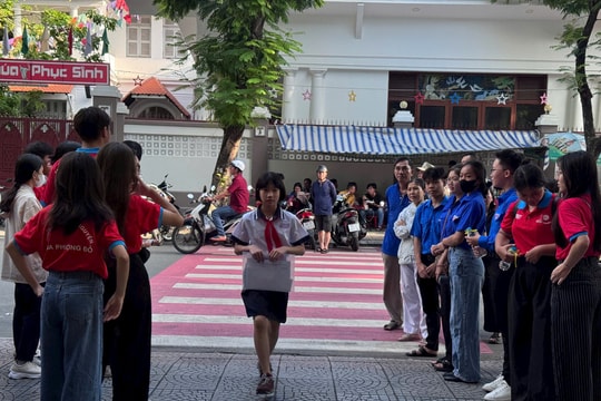 Chiến sĩ Hoa phượng Đỏ tiếp sức sĩ tử thi lớp 10 ở TP HCM