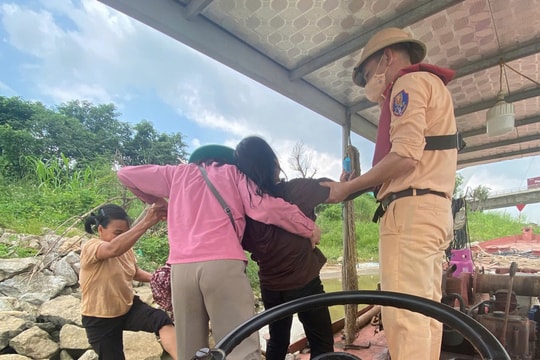 Cảnh sát giao thông cứu người phụ nữ nhảy cầu Kinh Dương Vương