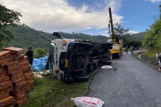 Xe cứu trợ từ Hà Nội bị lật giữa dốc núi ở Nghệ An