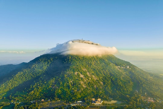 Kỳ lạ đi chợ bằng lá thay tiền tại núi Bà Đen, Tây Ninh