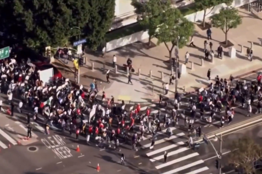 Đặc vụ Mỹ tiến hành cuộc truy quét nhập cư lớn ở California, bị chống trả quyết liệt