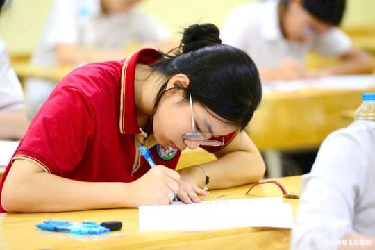 Hình ảnh thí sinh Hà Nội đến các điểm thi vào lớp 10 THPT