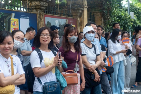 Hà Nội: Thí sinh hồi hộp, phụ huynh căng thẳng trong ngày đầu thi vào lớp 10