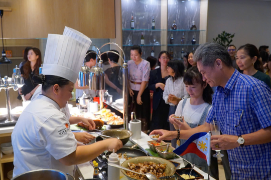 Du khách thích thú trải nghiệm ẩm thực Philippines tại Hà Nội