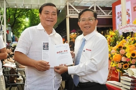 Sách ‘Dấu ấn 30 năm nghề báo’: Hành trình không ngừng học hỏi, tìm tòi, nghiên cứu