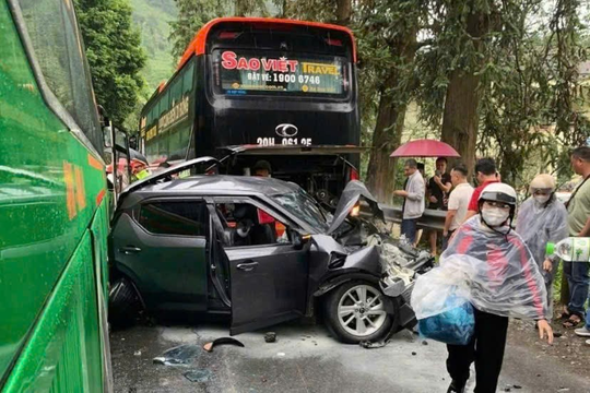 Ô tô con bị kéo lê biến dạng, đường lên Sa Pa ùn tắc