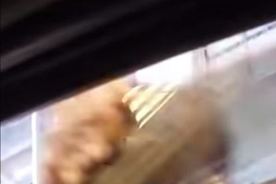 Xác minh người đàn ông đập kính ô tô, hành xử côn đồ ở TP.HCM