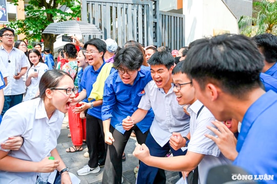 Kỳ thi vào lớp 10 THPT: Kết thúc môn Toán, sĩ tử vỡ òa cảm xúc trước cổng trường