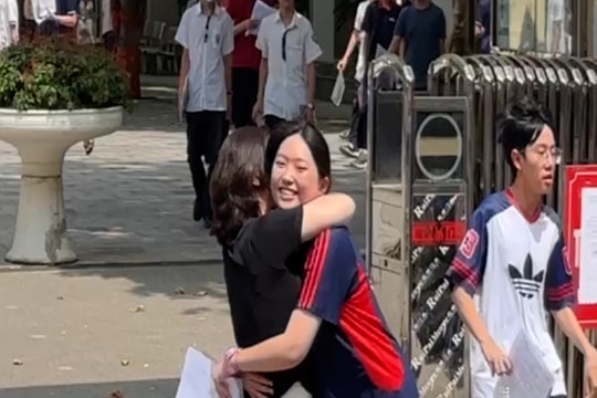 Hà Nội: Sĩ tử hoàn thành môn thi Toán, kết thúc kì thi với niềm hạnh phúc