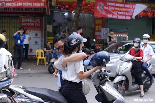 Phụ huynh Hà Nội tiếp sức cho con em vượt kỳ thi vào lớp 10 THPT