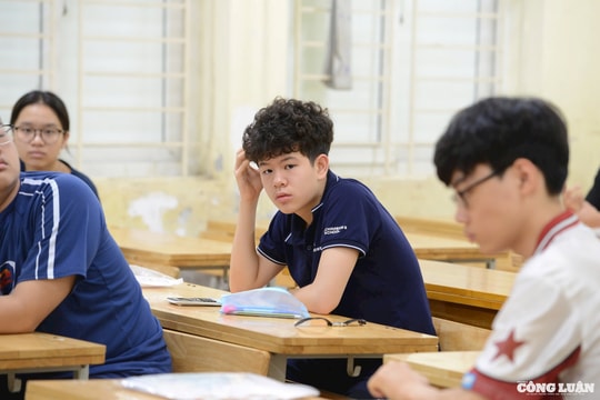 Các thí sinh tại Hà Nội bước vào môn thi Toán kỳ thi lớp 10 THPT