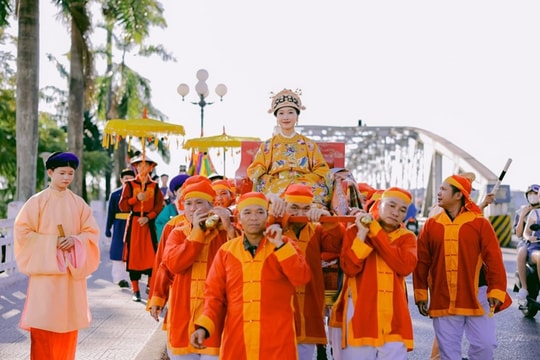 Xôn xao đội khiêng kiệu ở Huế vận trang phục giống như… đồ mai táng