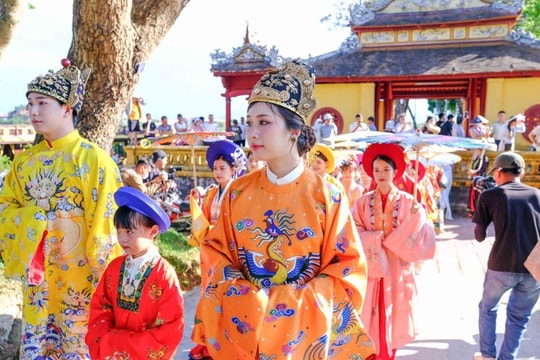 Rực rỡ sắc màu cổ phục Việt trong chương trình ‘Việt phong hội tụ’