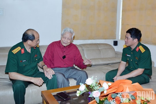 Lãnh đạo Báo Quân đội nhân dân thăm nhà báo lão thành Hà Đăng