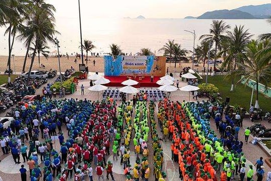 Gần 10.000 người Vingroup và tình nguyện viên ra quân làm sạch bờ biển tại 28 tỉnh, thành phố