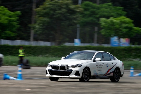 Sedan hạng sang BMW 5 Series thế hệ mới giá cao nhất hơn 3 tỷ đồng