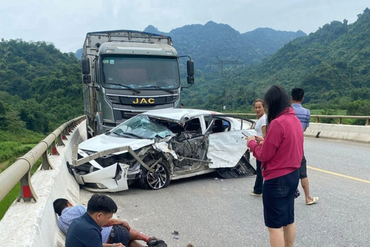 Xe tải va chạm xe con trên đường Hồ Chí Minh, 1 người tử vong