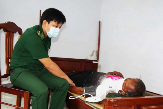 Cà Mau: Cứu 8 thuyền viên nước ngoài trôi dạt trên biển