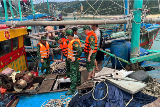 Bộ đội Biên phòng cứu thành công 4 ngư dân gặp nạn trên biển