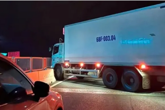 Xe tải chắn ngang đường khiến cao tốc Vĩnh Hảo - Phan Thiết tê liệt