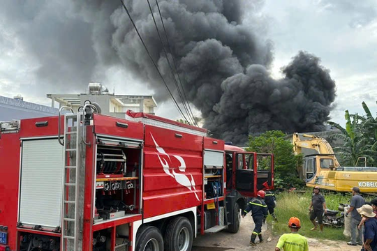 Cháy xưởng phế liệu sát dãy trọ ở Bình Dương, một ô tô bị hư hại