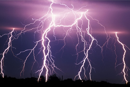 Hải Dương: Người chồng bị sét đánh tử vong khi đang làm ruộng cùng vợ