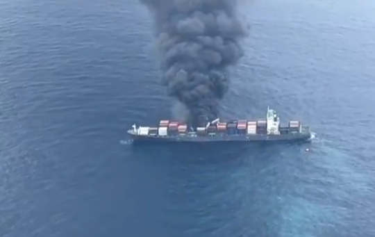 Tàu chở hàng bốc cháy, thủy thủ đoàn phải nhảy xuống biển thoát thân