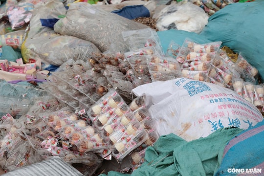 Hà Nội: Bãi rác La Phù chất đống hàng tấn bánh kẹo trẻ em