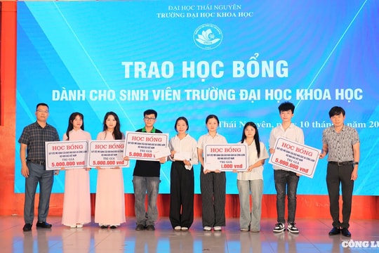 Báo Nhà báo và Công luận trao học bổng 'Ước mơ xanh': Thắp sáng tương lai sinh viên báo chí Đại học Thái Nguyên